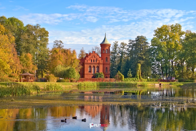 Neogotyk nad stawem